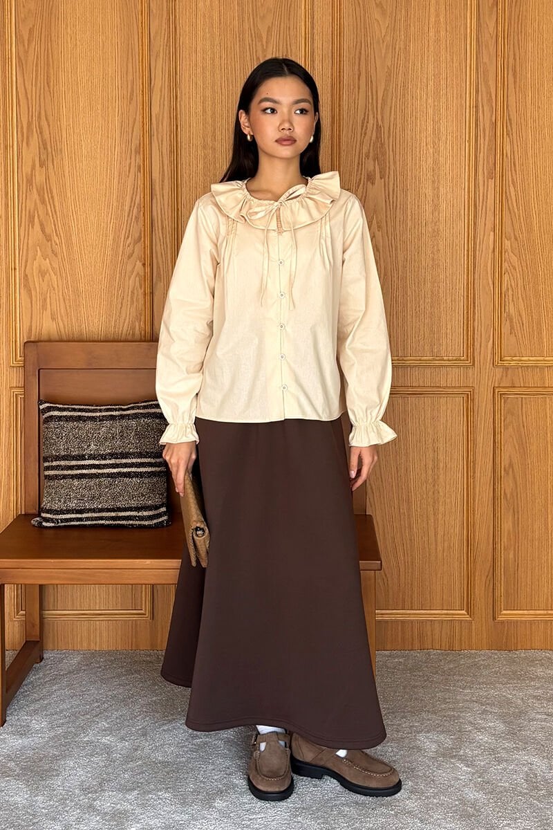 Krem Bebe Yaka Fiyonklu Gömlek & Acı Kahve Scuba Etek Takım