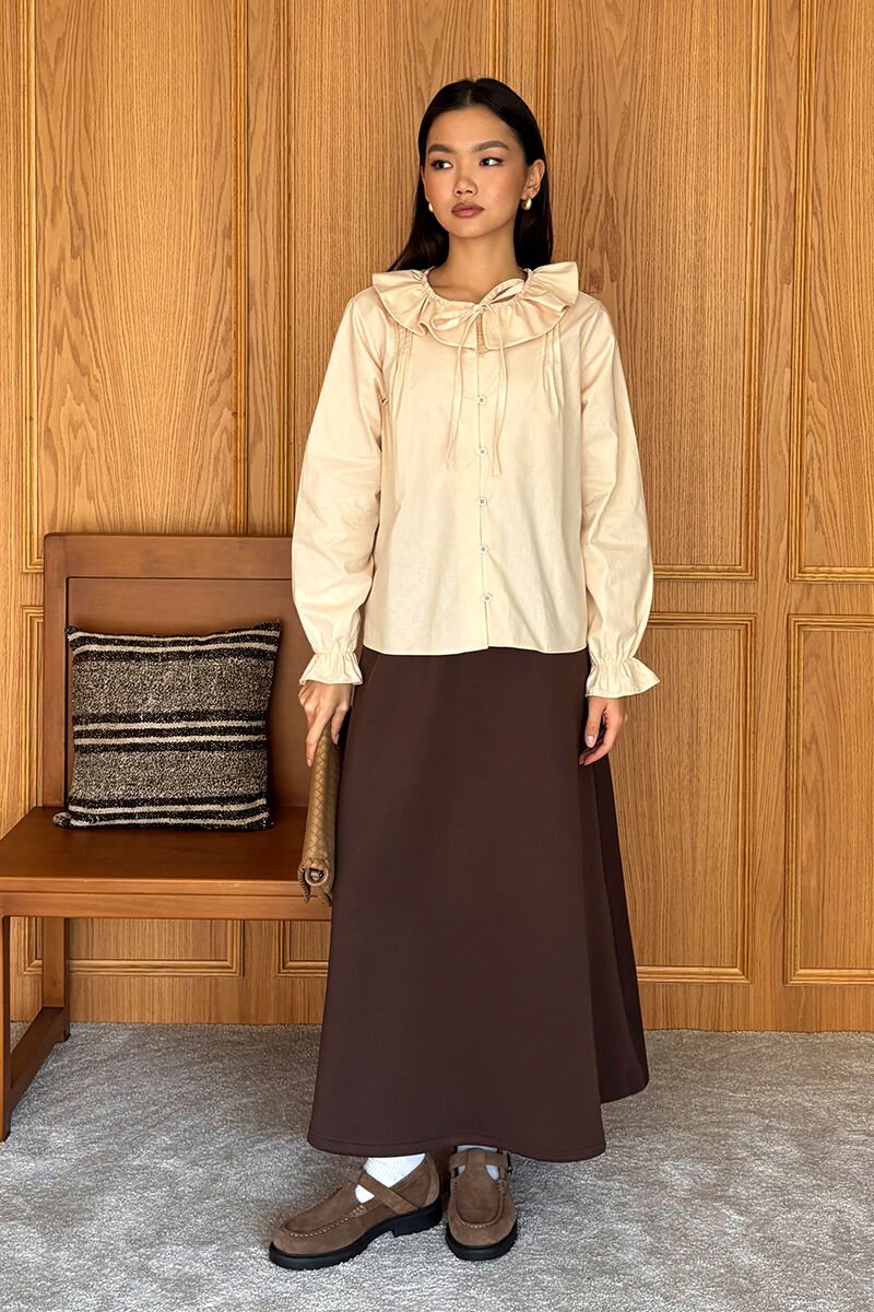 Krem Bebe Yaka Fiyonklu Gömlek & Acı Kahve Scuba Etek Takım