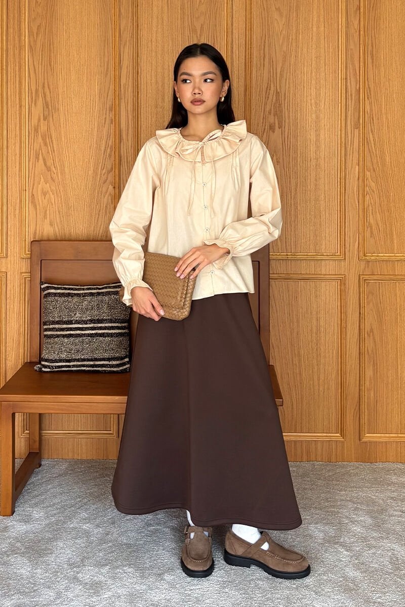 Krem Bebe Yaka Fiyonklu Gömlek & Acı Kahve Scuba Etek Takım