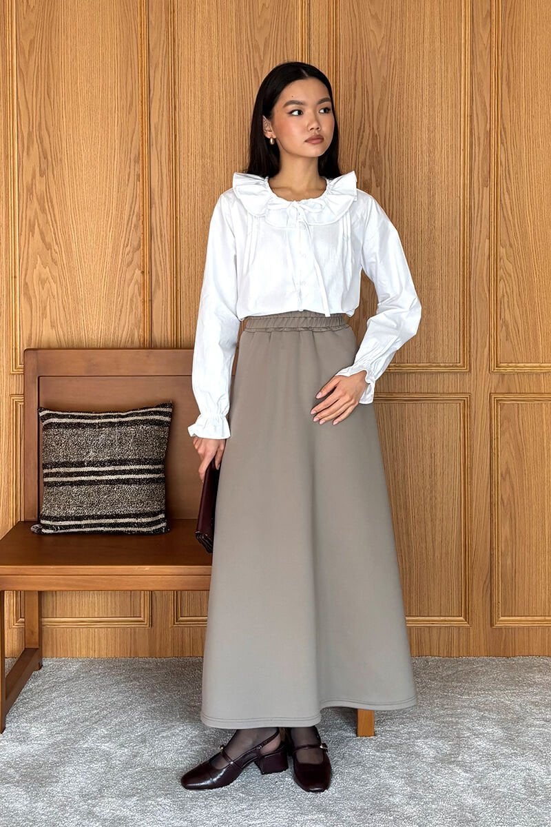 Beyaz Bebe Yaka Fiyonklu Gömlek & Vizon Scuba Etek Takım