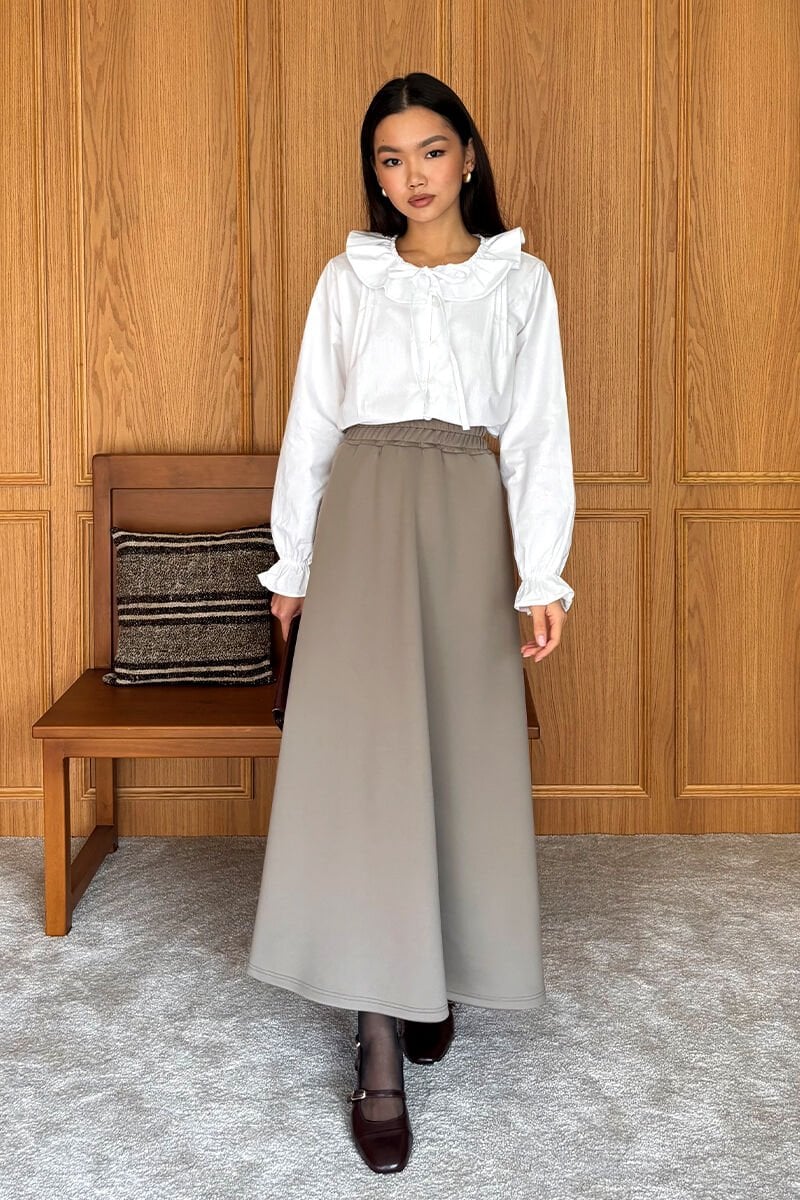 Beyaz Bebe Yaka Fiyonklu Gömlek & Vizon Scuba Etek Takım