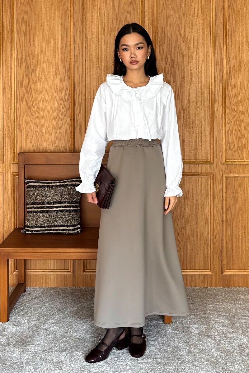 Beyaz Bebe Yaka Fiyonklu Gömlek & Vizon Scuba Etek Takım