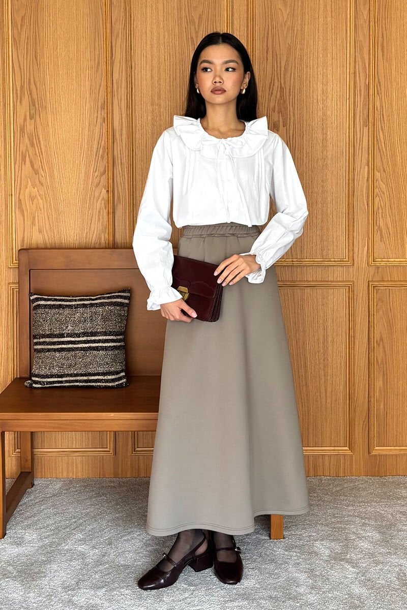 Beyaz Bebe Yaka Fiyonklu Gömlek & Vizon Scuba Etek Takım