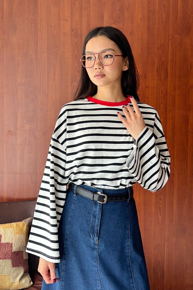 Kırmızı Yaka Siyah Çizgili Body