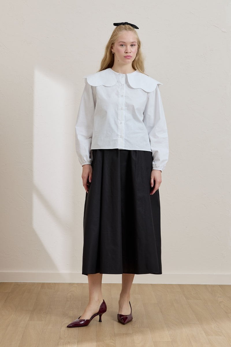 Beyaz Papatya Yaka Crop Gömlek & Siyah Balon Etek