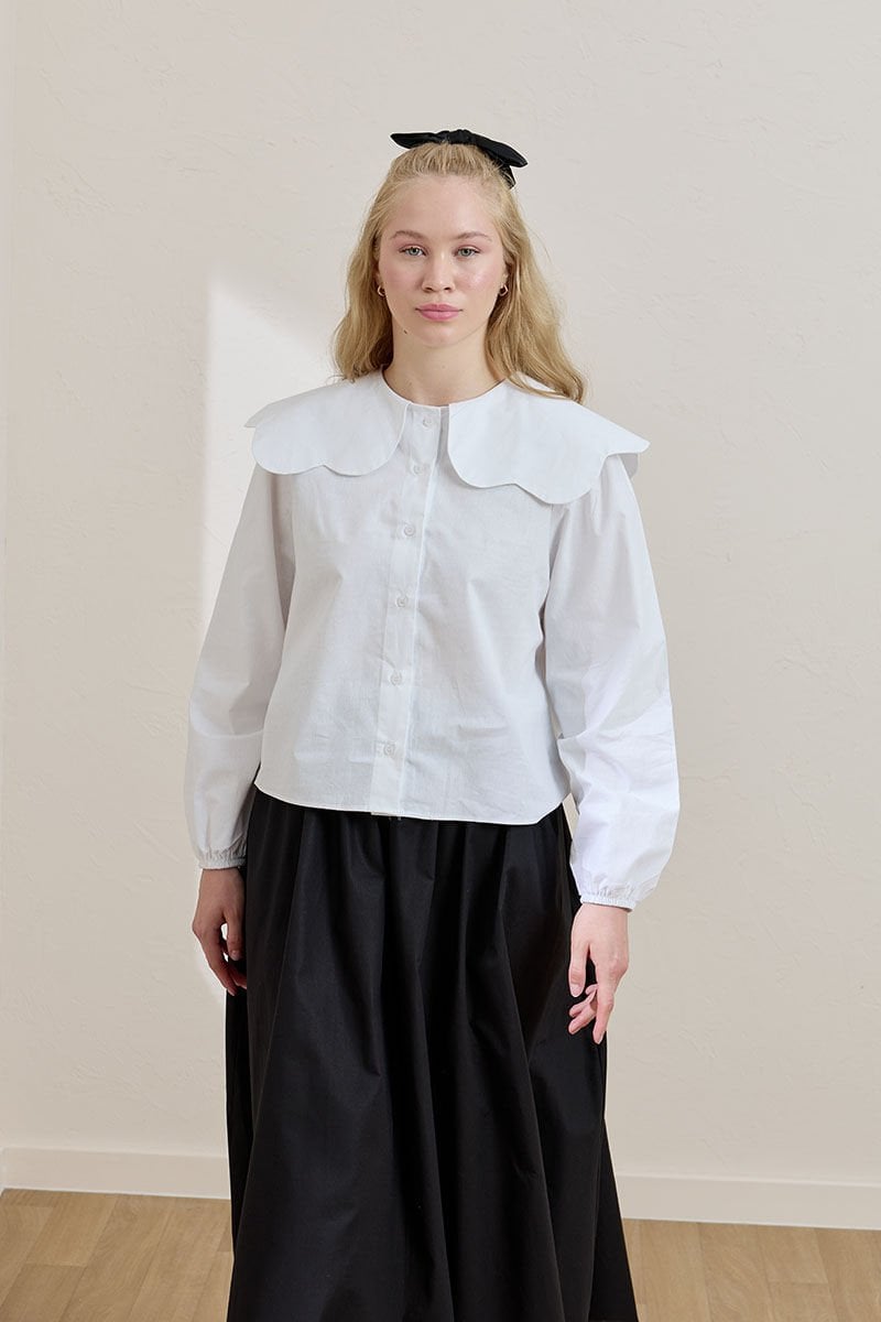 Beyaz Papatya Yaka Crop Gömlek & Siyah Balon Etek