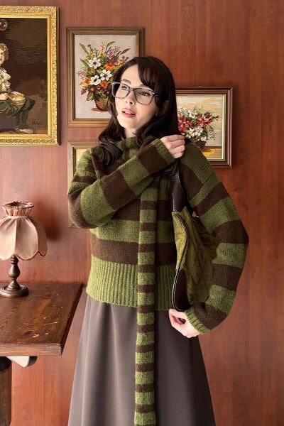 Zeytin Yeşili Çizgili Atkı Detay Kazak