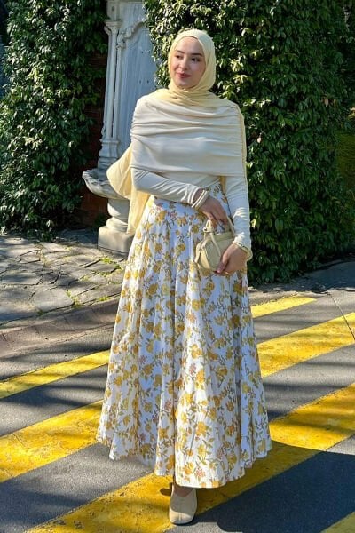 Krem Oysho Büzgü Detaylı Bluz & Sarı Çiçek Desenli Parçalı Etek Takım