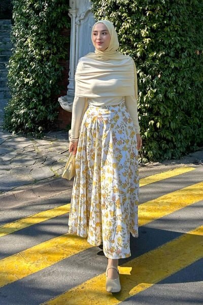 Krem Oysho Büzgü Detaylı Bluz & Sarı Çiçek Desenli Parçalı Etek Takım