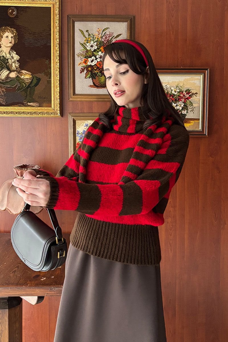 Kırmızı Çizgili Atkı Detay Kazak