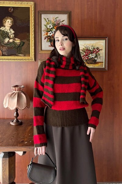 Kırmızı Çizgili Atkı Detay Kazak