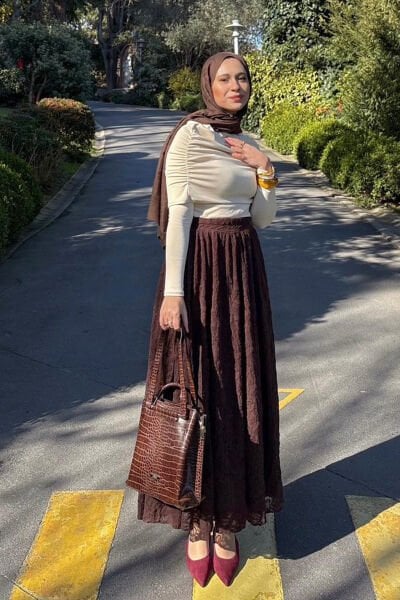 Krem Oysho Büzgü Detaylı Bluz & Acı Kahve Dantelli Balon Etek Takım