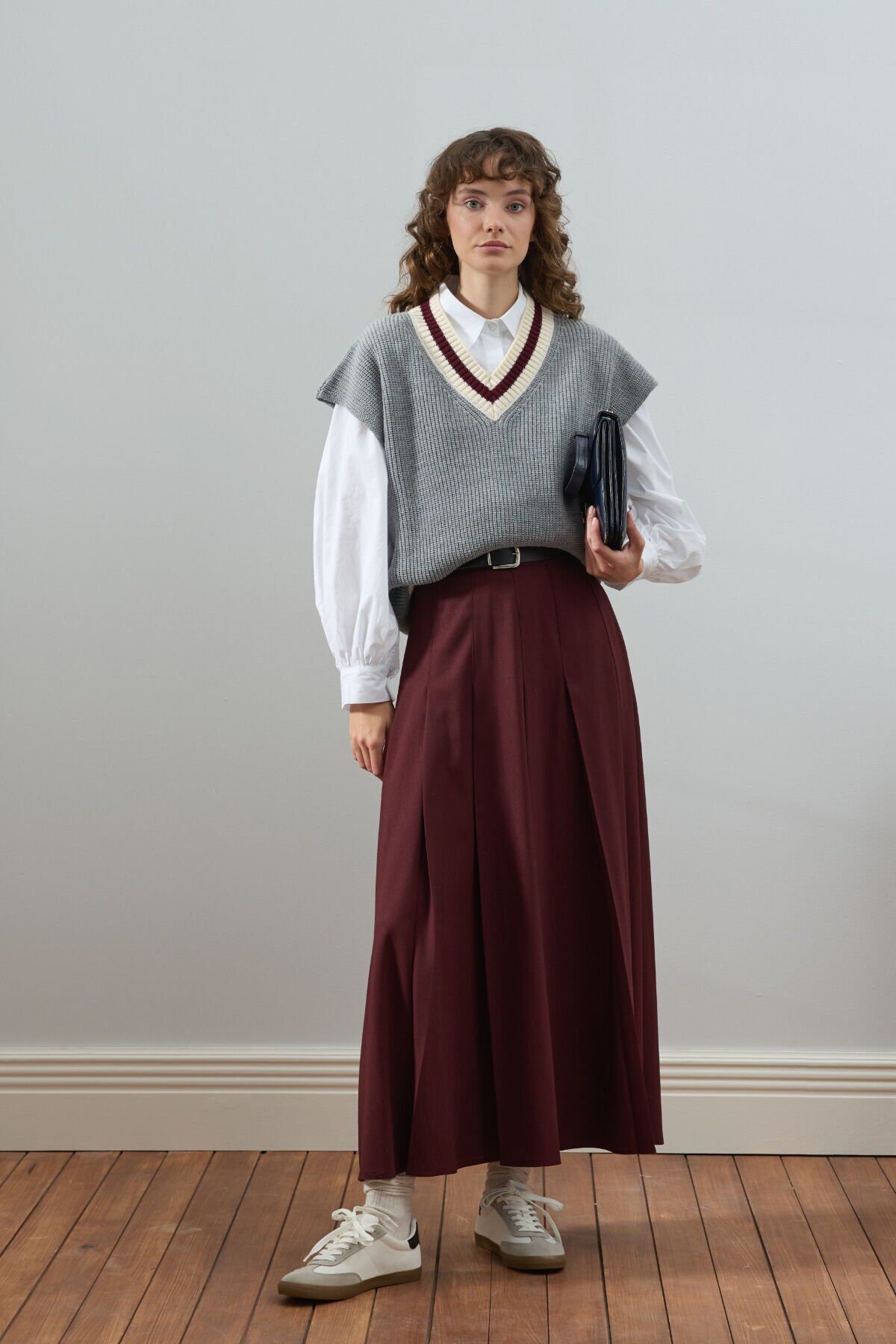 Gri V Yaka Süveter & Bordo Poliviskon Kolej Etek Takım