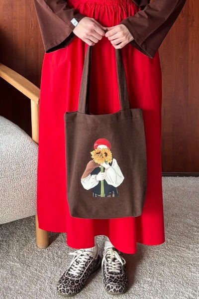 Acı Kahve Çiçekli Kız Baskılı Kaşe Çanta