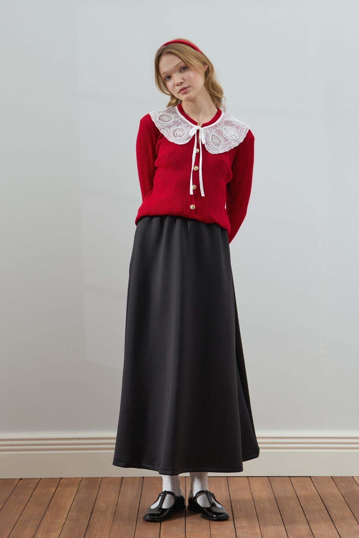 Kırmızı Beyaz Yakalı Triko Hırka & Siyah Scuba Etek Takım