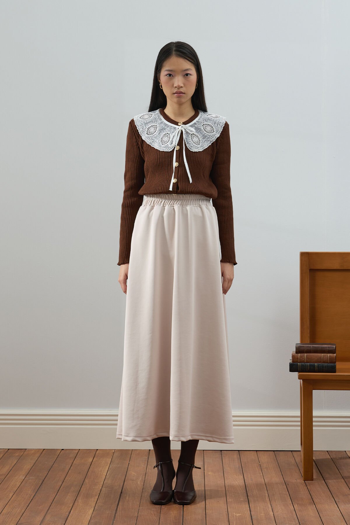 Acı Kahve Beyaz Yakalı Triko Hırka & Taş Scuba Etek Takım