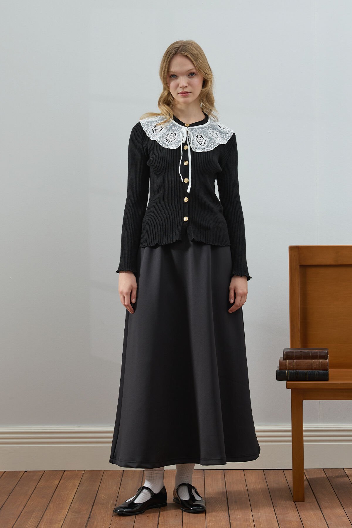 Siyah Beyaz Yakalı Triko Hırka & Siyah Scuba Etek Takım