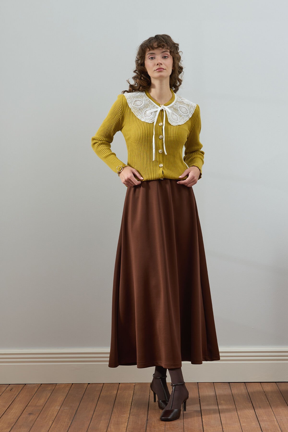 Yağ Yeşili Beyaz Yakalı Triko Hırka & Acı Kahve Scuba Etek Takım