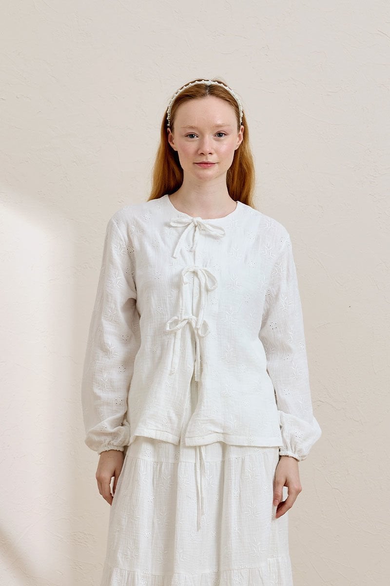 Beyaz Fistolu Müslin 3 Fiyonklu Bluz