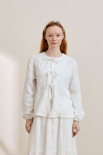 Beyaz Fistolu Müslin 3 Fiyonklu Bluz