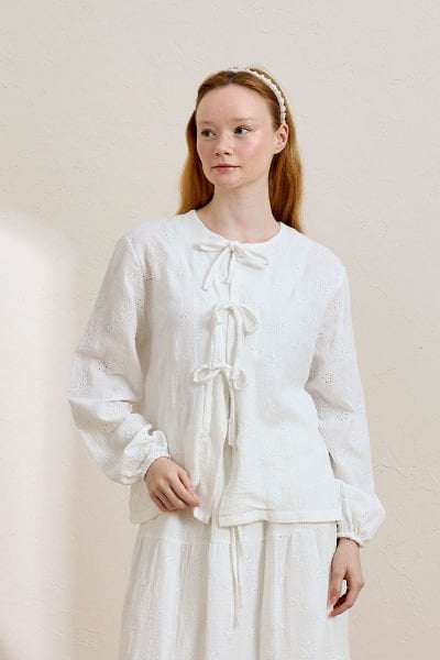 Beyaz Fistolu Müslin 3 Fiyonklu Bluz