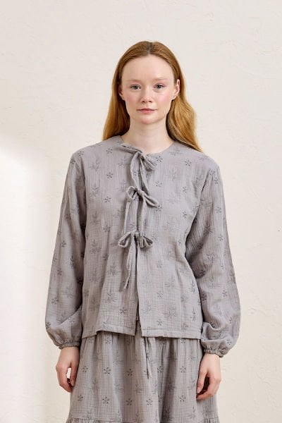 Gri Fistolu Müslin 3 Fiyonklu Bluz