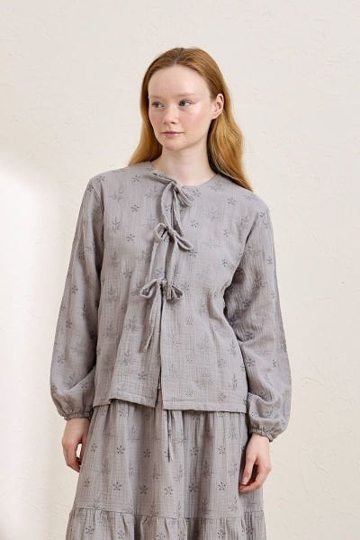 Gri Fistolu Müslin 3 Fiyonklu Bluz
