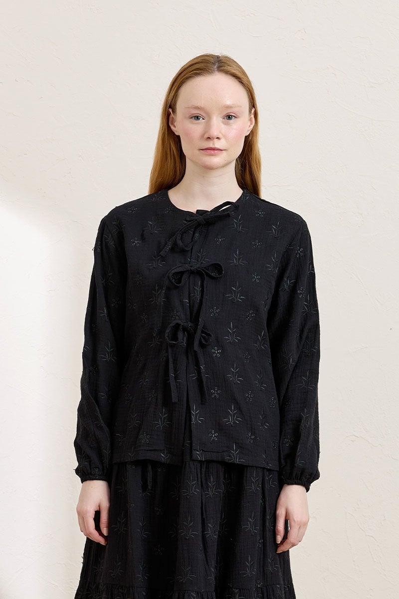 Siyah Fistolu Müslin 3 Fiyonklu Bluz