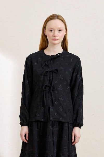 Siyah Fistolu Müslin 3 Fiyonklu Bluz