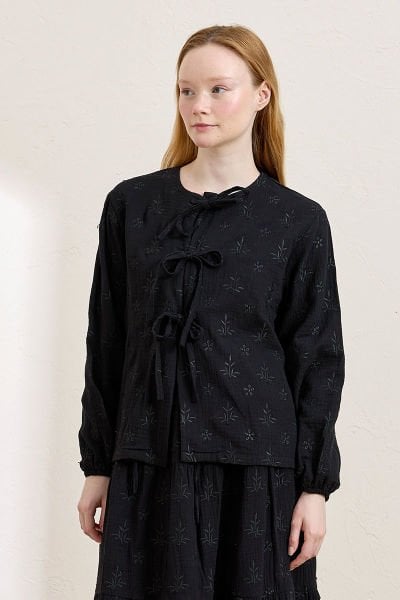 Siyah Fistolu Müslin 3 Fiyonklu Bluz