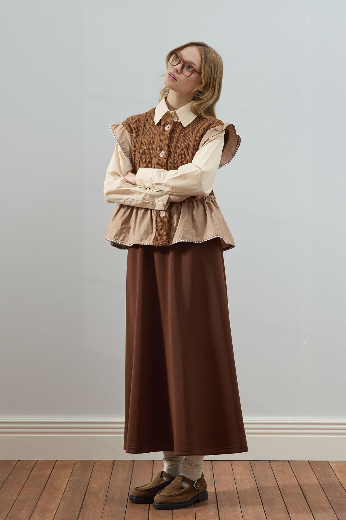 Sütlü Kahve Fırfırlı Triko Yelek & Acı Kahve Scuba Etek Takım