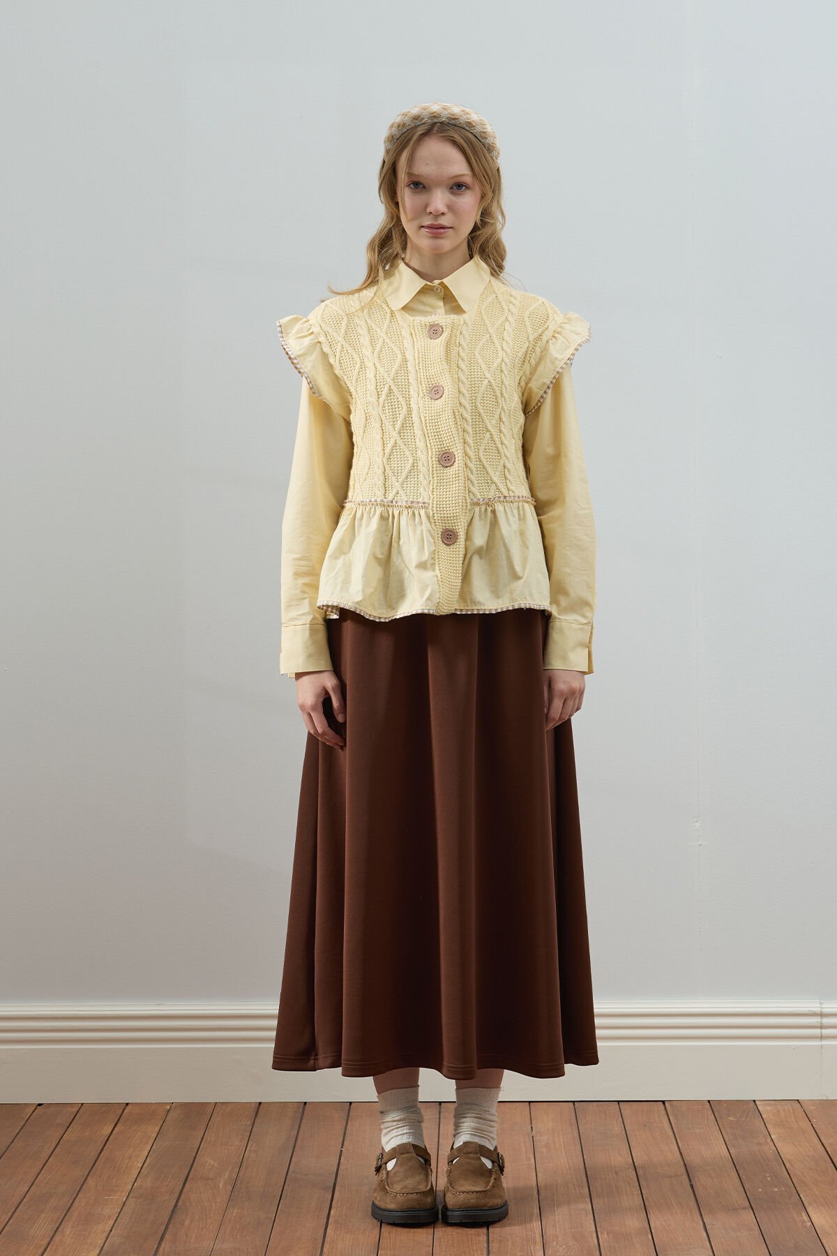 Tereyağ Sarısı Fırfırlı Triko Yelek & Acı Kahve Scuba Etek Takım