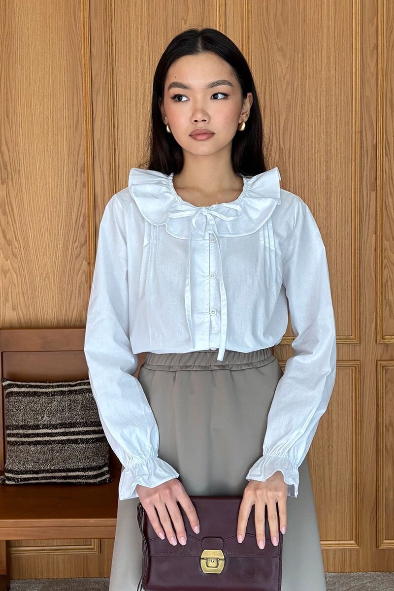 Beyaz Bebe Yaka Fiyonklu Gömlek