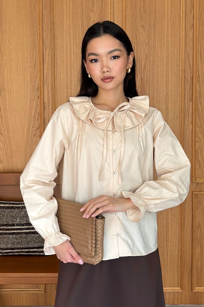 Krem Bebe Yaka Fiyonklu Gömlek