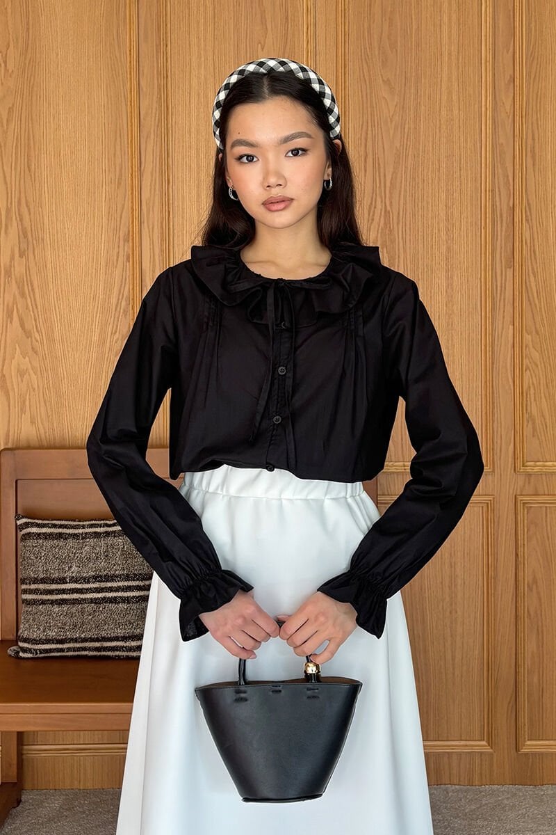 Siyah Bebe Yaka Fiyonklu Gömlek