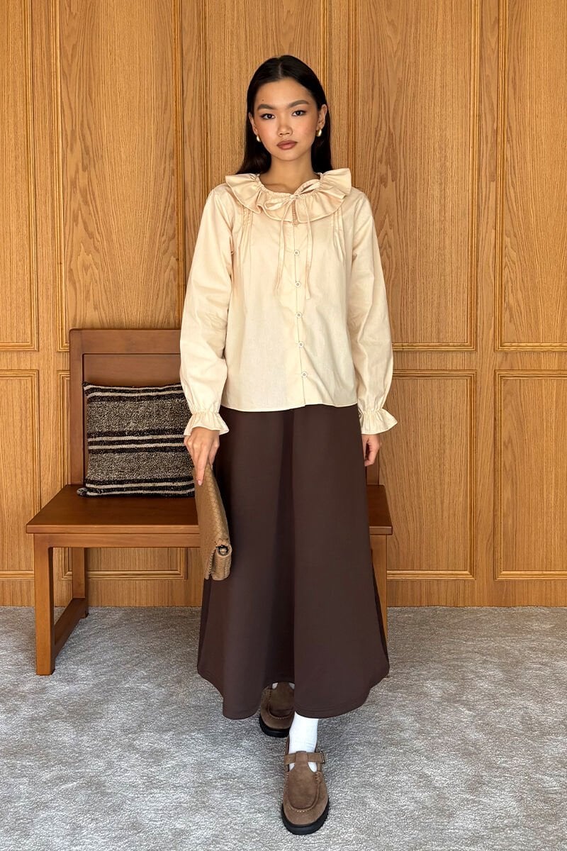 Krem Bebe Yaka Fiyonklu Gömlek & Acı Kahve Scuba Etek Takım