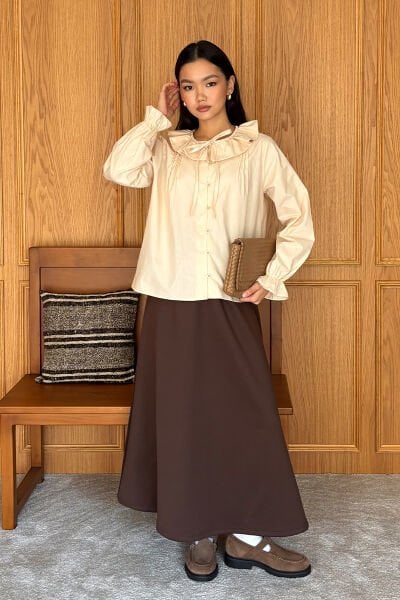 Krem Bebe Yaka Fiyonklu Gömlek & Acı Kahve Scuba Etek Takım