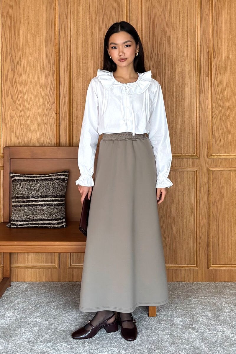 Beyaz Bebe Yaka Fiyonklu Gömlek & Vizon Scuba Etek Takım