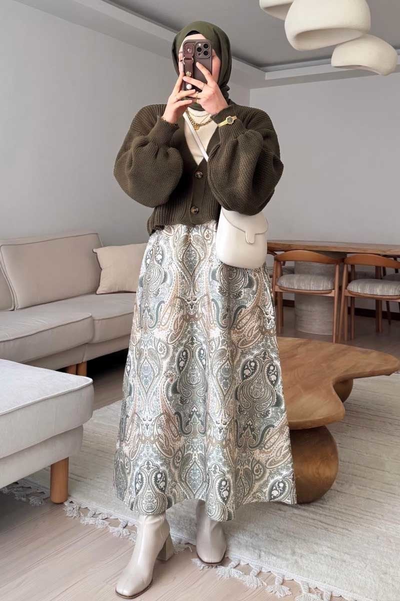 Vizon Etnik Desen Pamuk Saten Kloş Etek & Haki Balon Kol Triko Hırka / Sema Tektaş