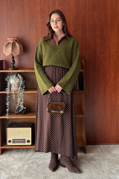 Zeytin Yeşili V Yaka Triko Kazak & Acı Kahve Viskon Puantiye Detaylı Etek Takım