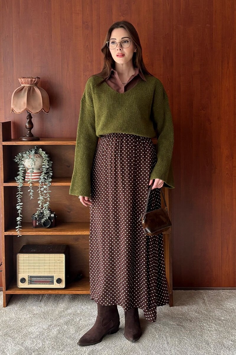 Zeytin Yeşili V Yaka Triko Kazak & Acı Kahve Viskon Puantiye Detaylı Etek Takım
