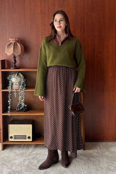 Zeytin Yeşili V Yaka Triko Kazak & Acı Kahve Viskon Puantiye Detaylı Etek Takım