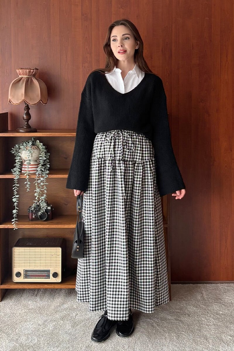 Siyah V Yaka Triko Kazak & Siyah Pötikare Fırfır Detay Poliviskon Etek Takım