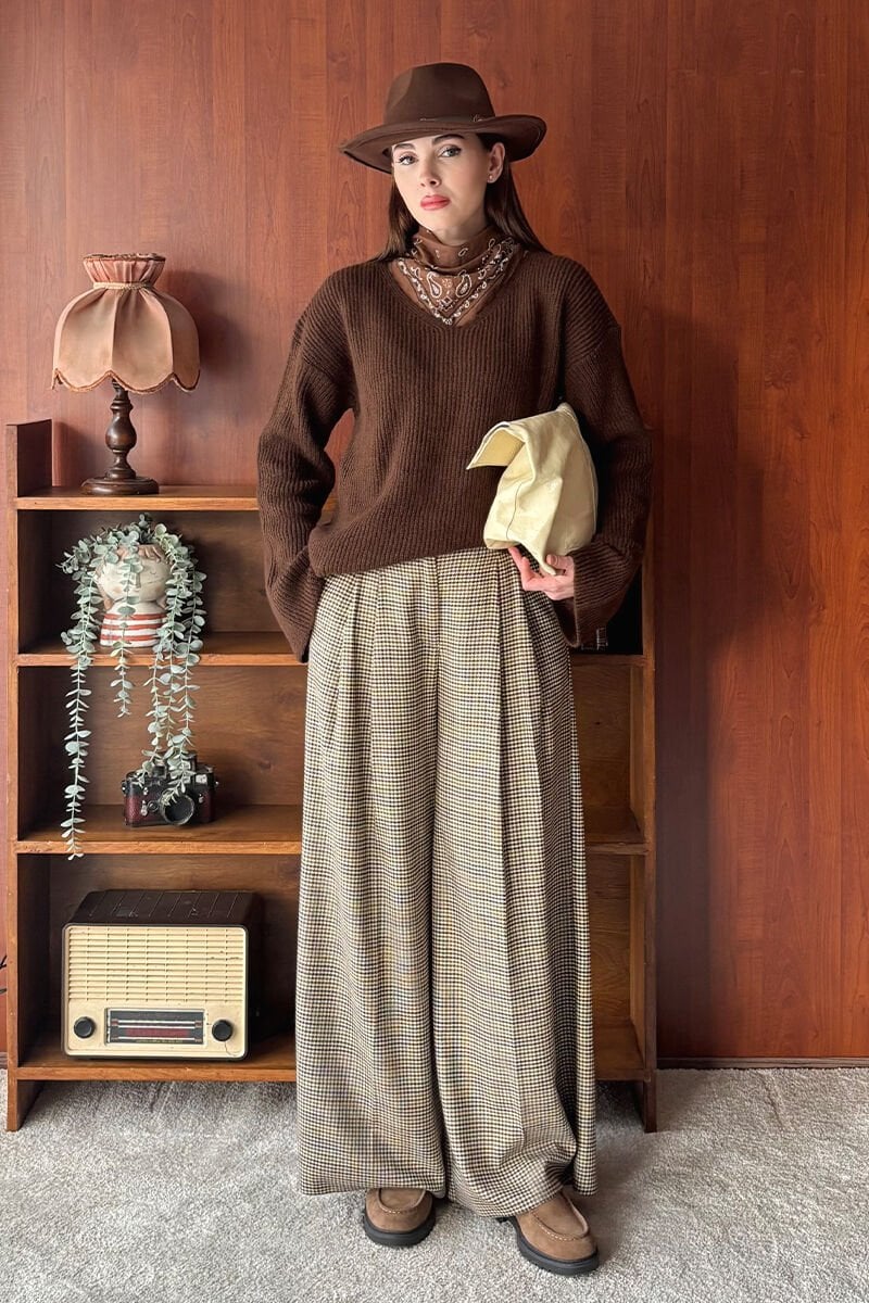 Acı Kahve V Yaka Triko Kazak & Kaz Ayağı Desenli Pile Detay Palazzo Pantolon Takım