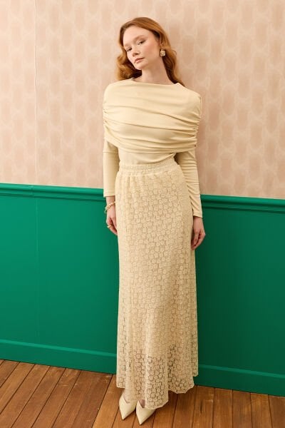 Krem Oysho Büzgü Detaylı Bluz & Krem Dantelli Kloş Etek Takım
