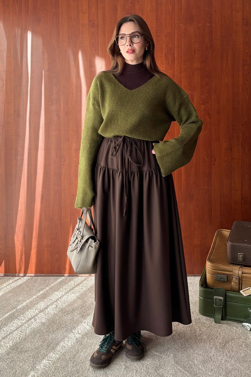 Zeytin Yeşili V Yaka Triko Kazak & Acı Kahve Fırfır Detay Poliviskon Etek Takım