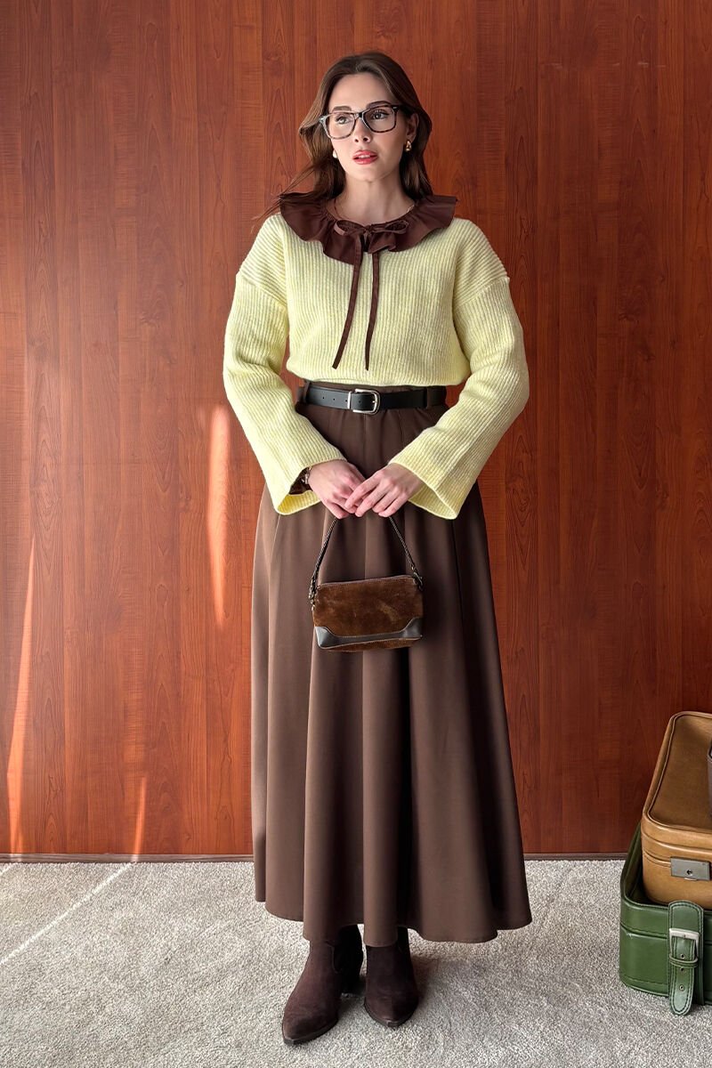 Tereyağ Sarısı V Yaka Triko Kazak & Acı Kahve Poliviskon Kolej Etek Takım