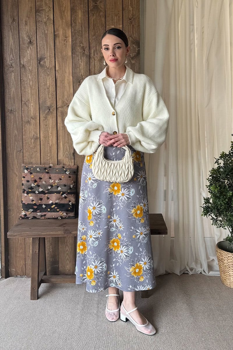 Gri Çiçek Pamuk Saten Kloş Etek  & Krem Balon Kol Triko Hırka