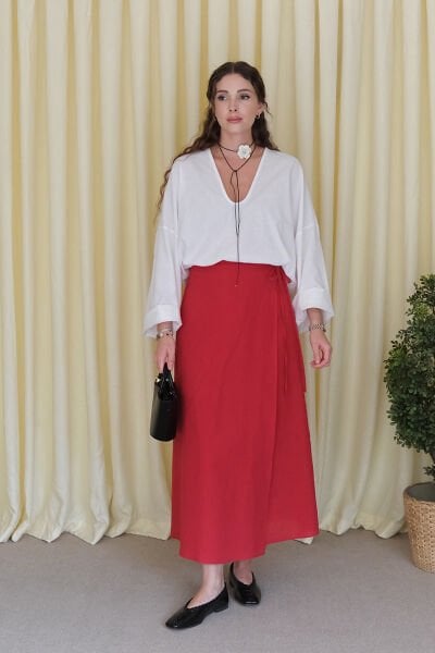 Kırmızı Organik Keten  Anvelop Etek & Beyaz V Yaka Bluz Takım
