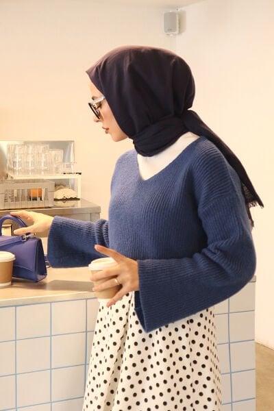 Mavi V Yaka Triko Kazak